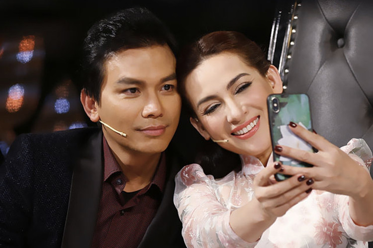 Mạnh Quỳnh từng chia sẻ sau công việc, anh và Phi Nhung có cuộc sống riêng tư khác nhau. Ảnh: Dân Việt