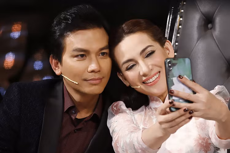 Mạnh Quỳnh từng chia sẻ sau công việc, anh và Phi Nhung có cuộc sống riêng tư khác nhau. Ảnh: Dân Việt