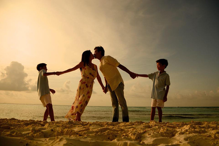 Sau 15 năm kết hôn, Mạnh Quỳnh và vợ có 2 cậu con trai tên Nhân và Tâm. Ảnh: FBNV