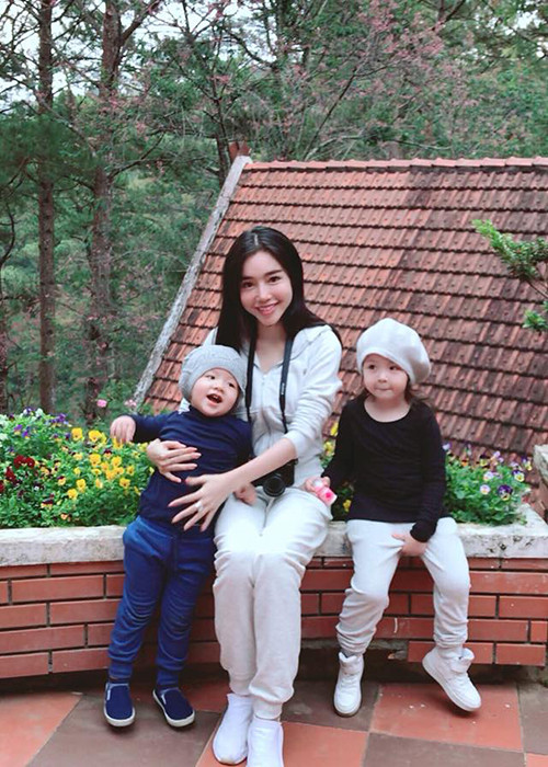 Elly Trần vẫn đều đặn khoe ảnh hai thiên thần nhỏ của mình với người hâm mộ.