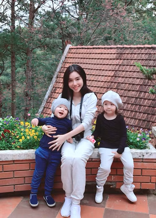 Elly Trần vẫn đều đặn khoe ảnh hai thiên thần nhỏ của mình với người hâm mộ.