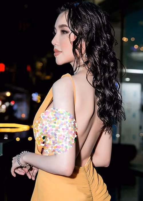 Tại một buổi công chiếu phim năm 2018, Elly Trần diện chiếc váy cắt xẻ táo bạo. Phần đông cư dân mạng cho rằng cô gợi cảm quá đà.