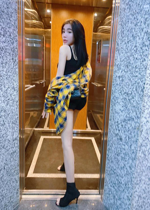 Phần đông khán giả chú ý đến Elly Trần qua những khoảnh khắc mặc hở bạo.