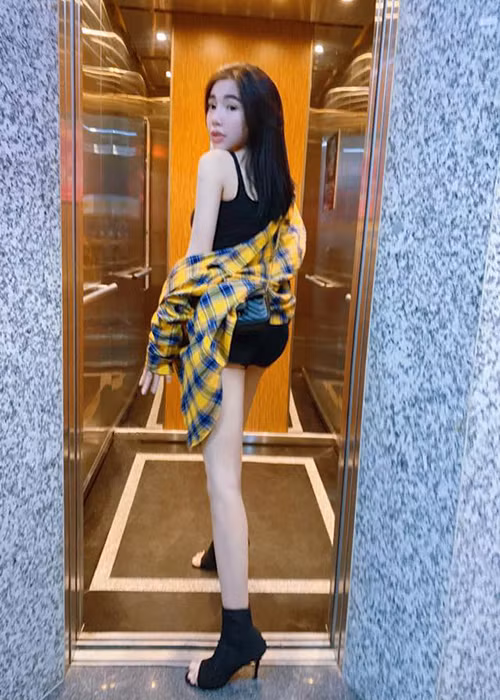 Phần đông khán giả chú ý đến Elly Trần qua những khoảnh khắc mặc hở bạo.