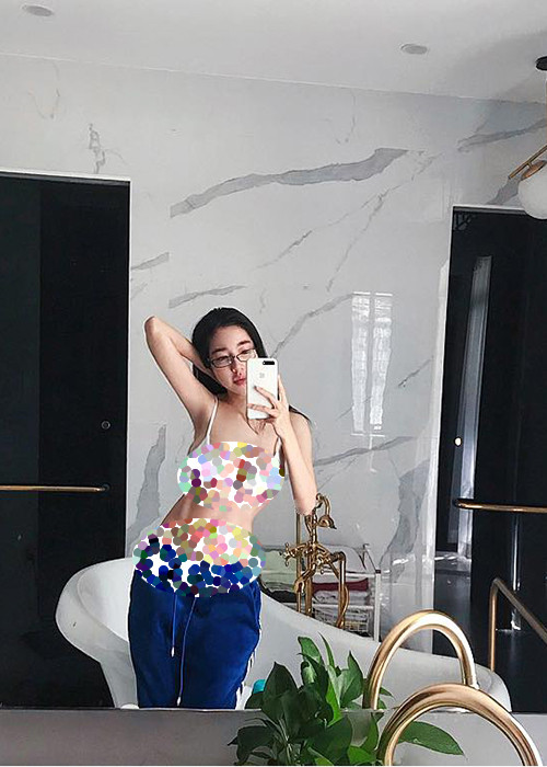 Hot girl sinh năm 1987 cũng liên tục chia sẻ hình ảnh mặc áo nội y khoe vòng eo săn chắc.