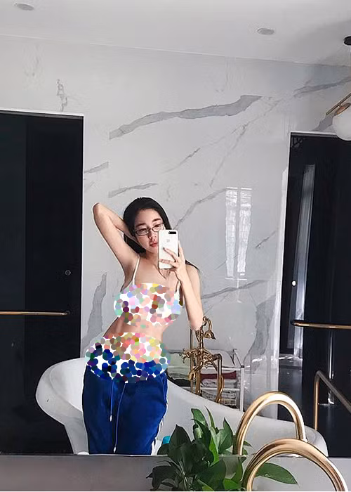 Hot girl sinh năm 1987 cũng liên tục chia sẻ hình ảnh mặc áo nội y khoe vòng eo săn chắc.