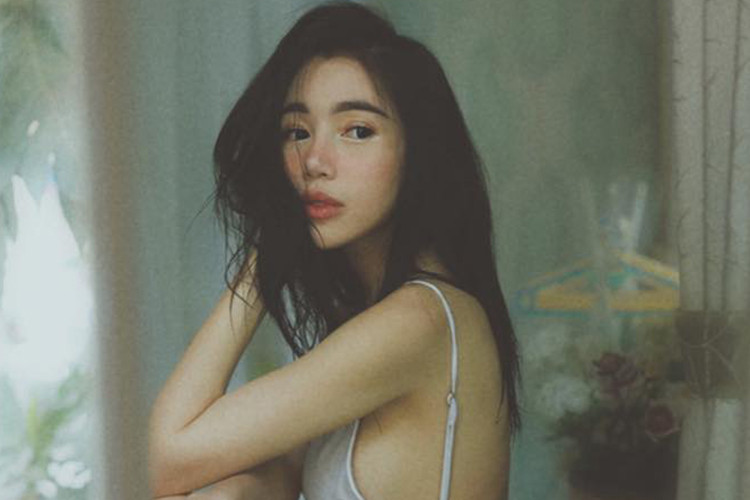 Thời gian qua, Elly Trần đăng tải không ít khoảnh khắc gợi cảm trong trang phục áo tắm.