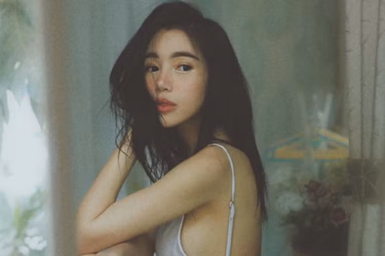 Thời gian qua, Elly Trần đăng tải không ít khoảnh khắc gợi cảm trong trang phục áo tắm.