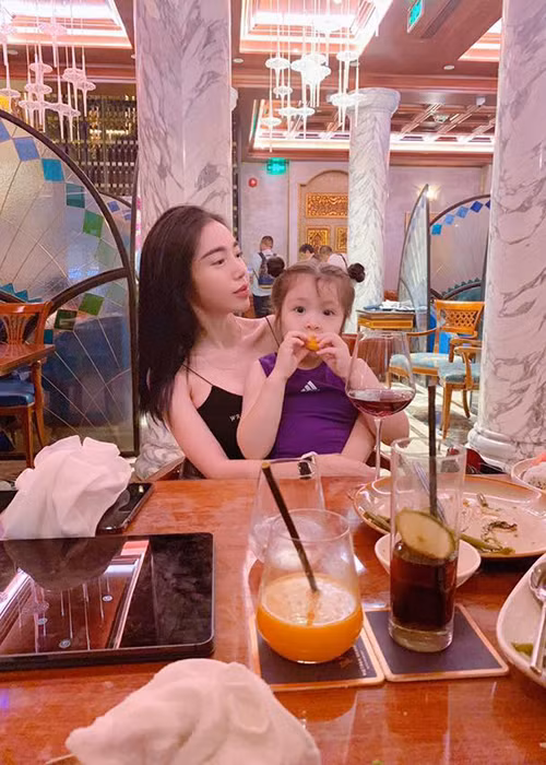 Hot girl 8x hiện nuôi hai con nhỏ và không công khai danh tính, hình ảnh nửa kia của mình.