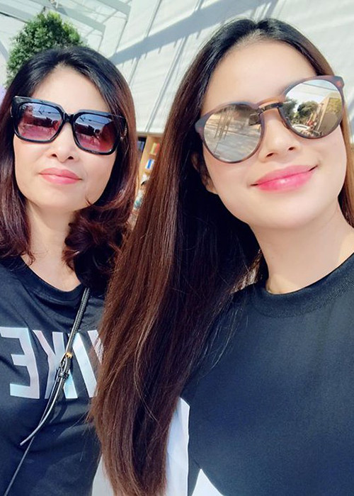 Phạm Hương cũng tranh thủ đưa mẹ đi chơi xứ cờ hoa.