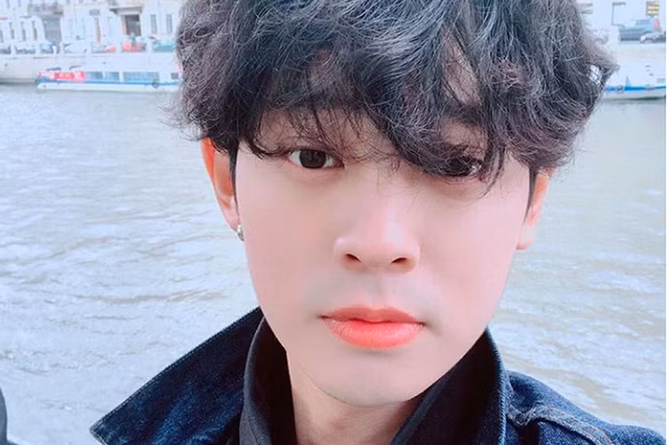 Năm 2016, nam ca sĩ từng bị bạn gái cũ kiện tội quay lén clip nhạy cảm giữa hai người. Tuy nhiên, Jung Joon Young khẳng định hành vi này đã được sự đồng ý của bạn gái và anh cũng đã xóa clip.