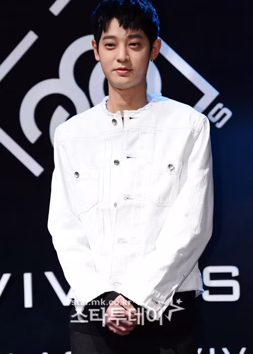 Trong ồn ào với bạn gái cũ, Jung Joon Young được phía công tố điều tra xác nhận trắng án. Sau đó, nam ca sĩ đã mở họp báo xin lỗi và quay trở lại showbiz.