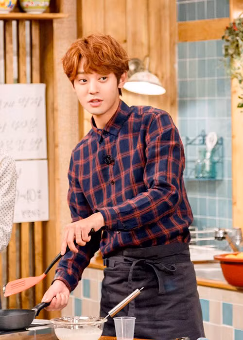 Hình ảnh Jung Joon Young trong một chương trình ẩm thực trên truyền hình.