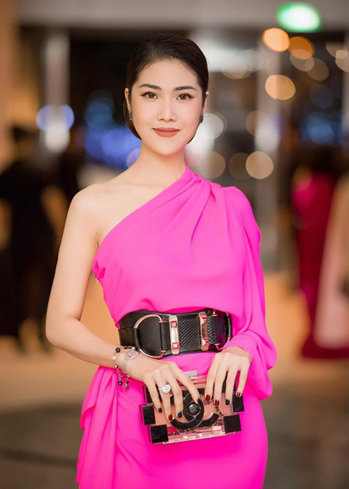 Thu Hằng sở hữu gương mặt thanh tú, vóc dáng gợi cảm. Sau 6 năm chia tay Vĩnh Thụy, cô ngày càng đẹp mặn mà.