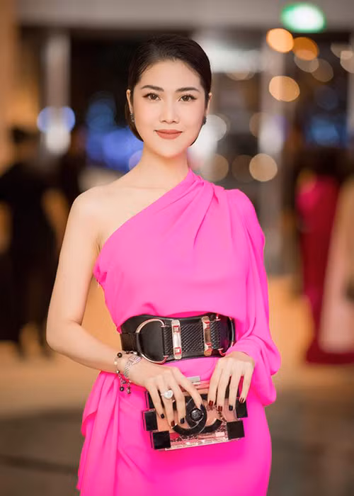 Thu Hằng sở hữu gương mặt thanh tú, vóc dáng gợi cảm. Sau 6 năm chia tay Vĩnh Thụy, cô ngày càng đẹp mặn mà.