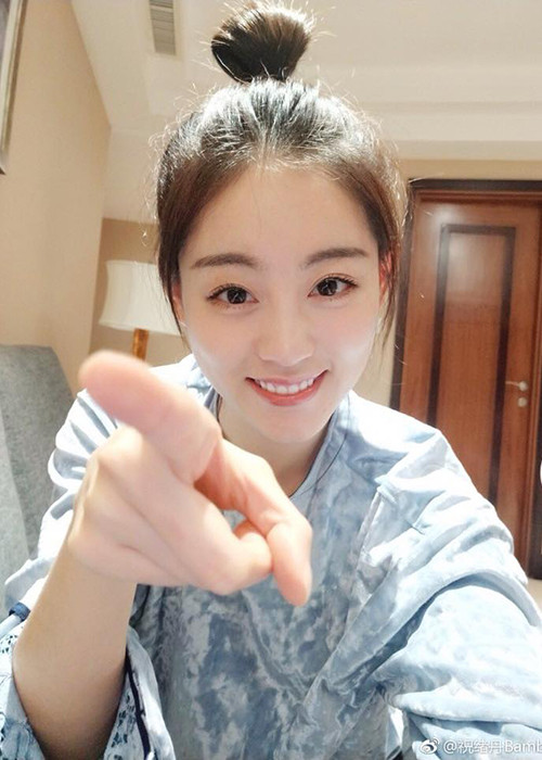 Ngoài đời, Chúc Tự Đan trẻ trung, nhí nhảnh.