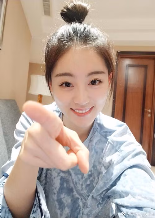 Ngoài đời, Chúc Tự Đan trẻ trung, nhí nhảnh.