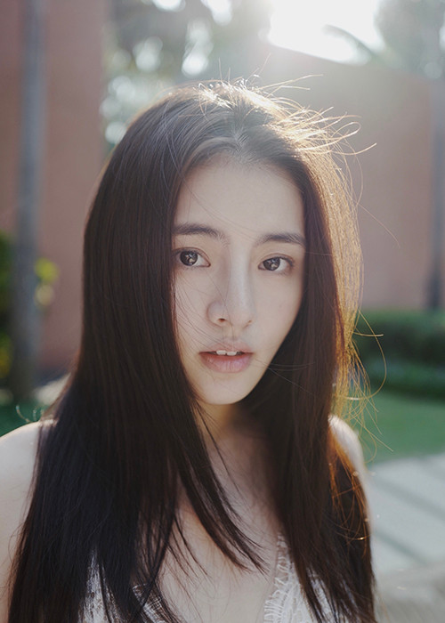 Hứa Nhã Đình có nét đẹp vừa ngây thơ vừa quyến rũ.