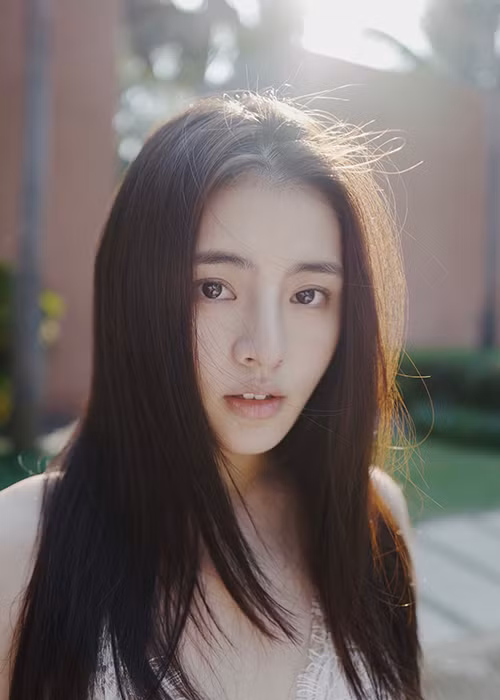 Hứa Nhã Đình có nét đẹp vừa ngây thơ vừa quyến rũ.