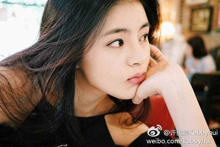 Hứa Nhã Đình sinh năm 1994, đến từ Hong Kong. Cô vừa đóng phim vừa làm người mẫu.