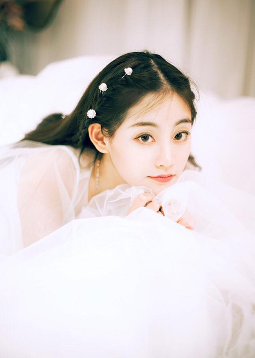 Nữ diễn viên sinh năm 1992 được biết là gà cưng của ngôi sao xứ Trung Dương Mịch.