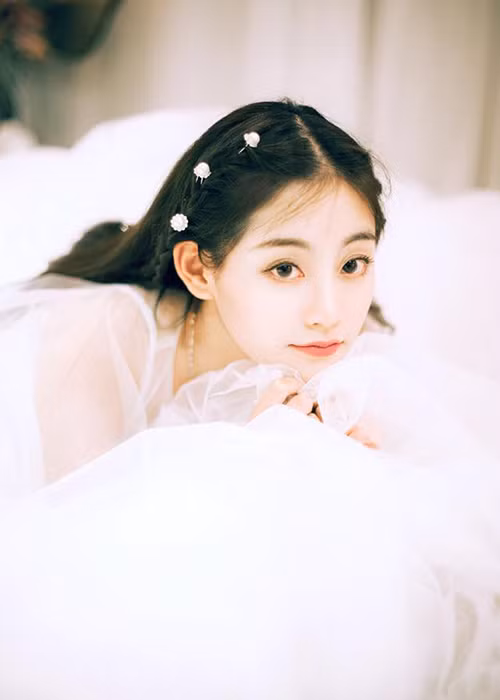 Nữ diễn viên sinh năm 1992 được biết là gà cưng của ngôi sao xứ Trung Dương Mịch.