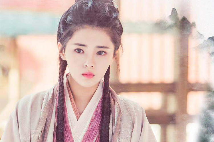 Hứa Nhã Đình cũng tham gia diễn xuất trong "Tân Ỷ Thiên Đồ Long Ký". Vai diễn của nữ diễn viên trẻ là Tiểu Chiêu.