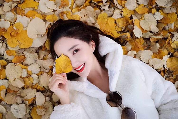 Hân Dư sở hữu gương mặt V-line, làn da trắng mịn. Nhiều dân mạng xứ Trung đặt cho cô biệt danh "nữ thần collagen".