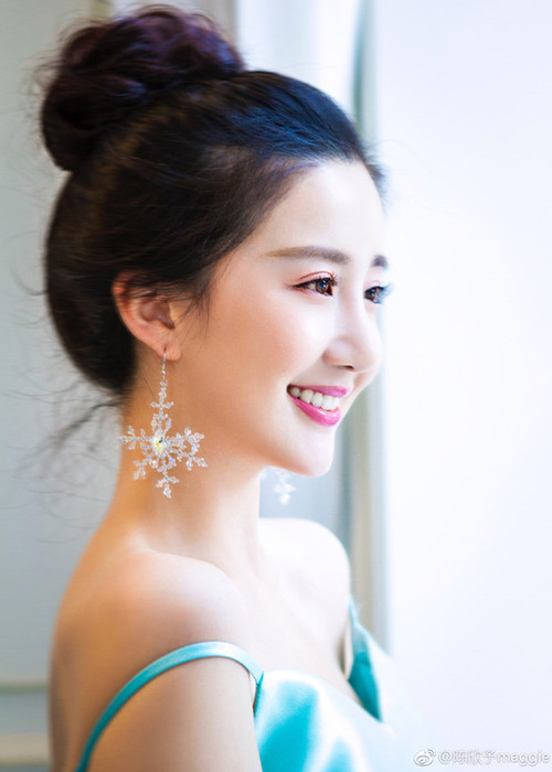 Nữ diễn viên phim "Ỷ Thiên Đồ Long Ký" sinh năm 1990, đến từ Thượng Hải. Cô bước vào nghề vào năm 2013.