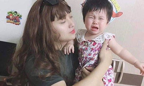 Con khoc thet vi thieu me, ong bo buoc long phai gia gai do danh