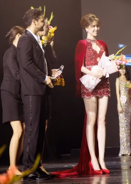 "Gần đây, cư dân mạng đã bị thu hút bởi một người mẫu có vóc dáng có tên Ngọc Trinh. Cô sinh năm 1989 và có chiều cao 1m72. Nữ người mẫu sở hữu vóc dáng nuột nà với làn da trắng không tì vết”. Ảnh: Thế giới trẻ