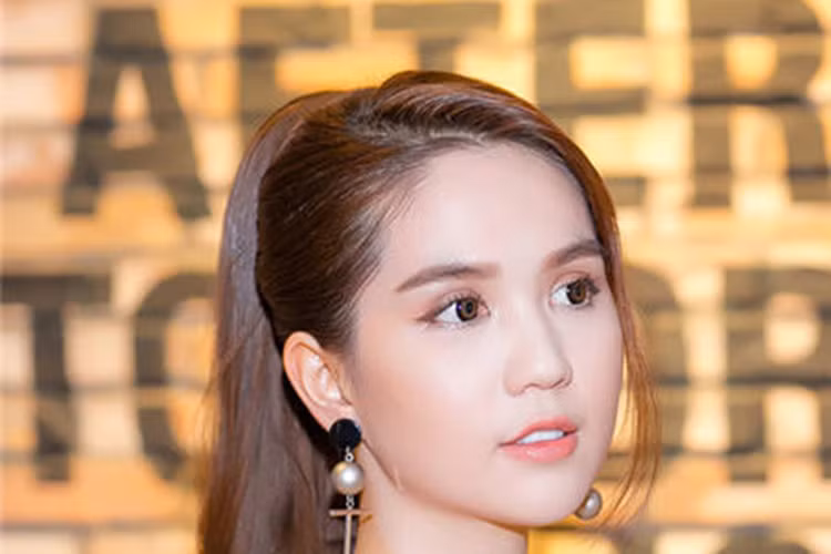 Ngoài báo Hàn, báo Trung cũng ưu ái Ngọc Trinh. Năm 2016, tờ Sina tấm tắc khen chân dài gốc Trà Vinh. Ảnh: Sina