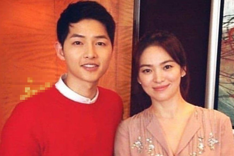 Giữa tin đồn Song Hye Kyo - Song Joong Ki ly hôn, dân mạng xôn xao khi Song Joong Ki đăng ảnh tình cảm bên Song Hye Kyo. Ảnh: Vietnamnet