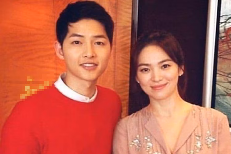 Giữa tin đồn Song Hye Kyo - Song Joong Ki ly hôn, dân mạng xôn xao khi Song Joong Ki đăng ảnh tình cảm bên Song Hye Kyo. Ảnh: Vietnamnet