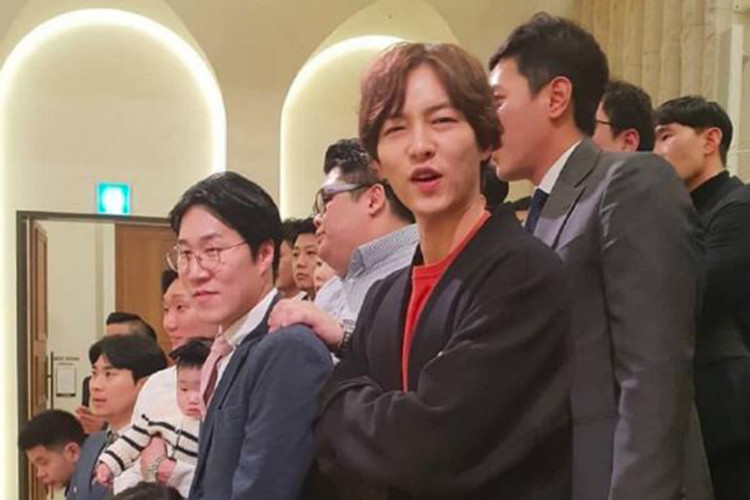 Tài tử xứ Hàn tỏ ra rất vui vẻ, dường như không bận tâm tin đồn hôn nhân rạn nứt. Ảnh: Giao thông