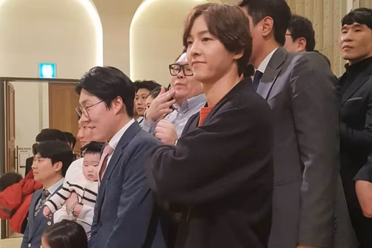 Song Joong Ki hiện đã trở về nước sau thời gian quay phim ở nước ngoài. Cách đây không lâu, anh bất ngờ đi dự một đám cưới mà không có bà xã. Ảnh: Giao thông