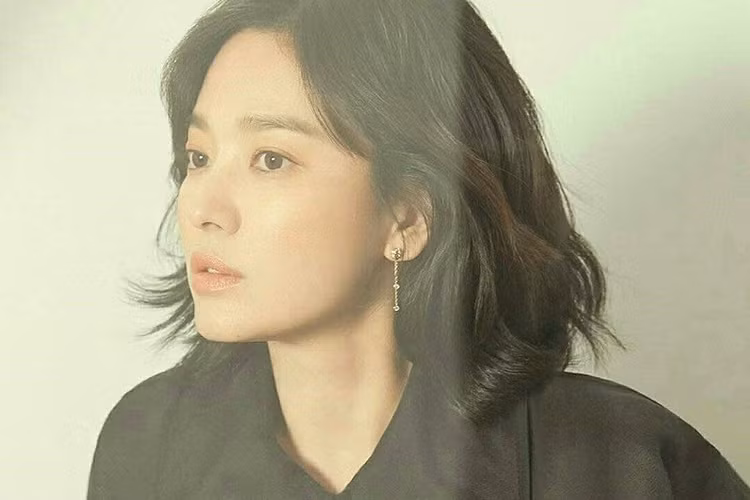 Khi rảnh rỗi, bà xã của Song Joong Ki thích làm việc vặt quanh nhà, xem phim hoặc dọn dẹp.