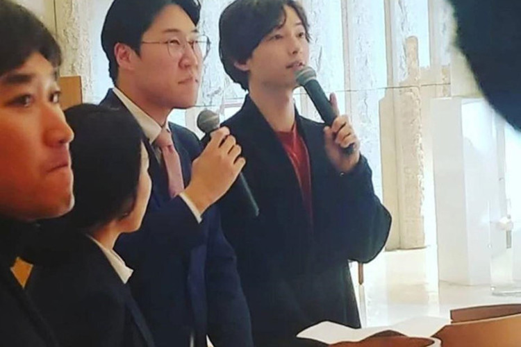 Xuất hiện tại đám cưới, Song Joong Ki tiếp tục bị bắt gặp không đeo nhẫn cưới. Ảnh: Giao thông