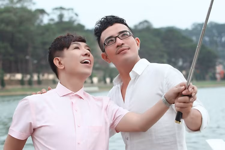 Vương Bảo Tuấn cũng vướng tin đồn tình cảm với Long Nhật vì cả hai nhiều lần kết hợp trong các sản phẩm âm nhạc và thân thiết ngoài đời. Ảnh: An ninh thủ đô