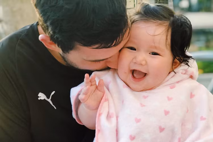 Nhóc tì nhà Hà Anh rất hay cười khiến fan của Hà Anh vô cùng thích thú.