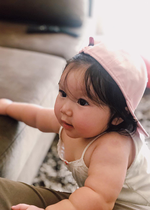 Con gái lai Tây của Hà Anh sở hữu làn da trắng, mái tóc đen dày xoăn nhẹ, đôi mắt to tròn long lanh.