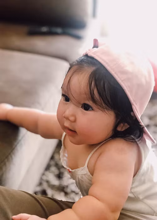 Con gái lai Tây của Hà Anh sở hữu làn da trắng, mái tóc đen dày xoăn nhẹ, đôi mắt to tròn long lanh.