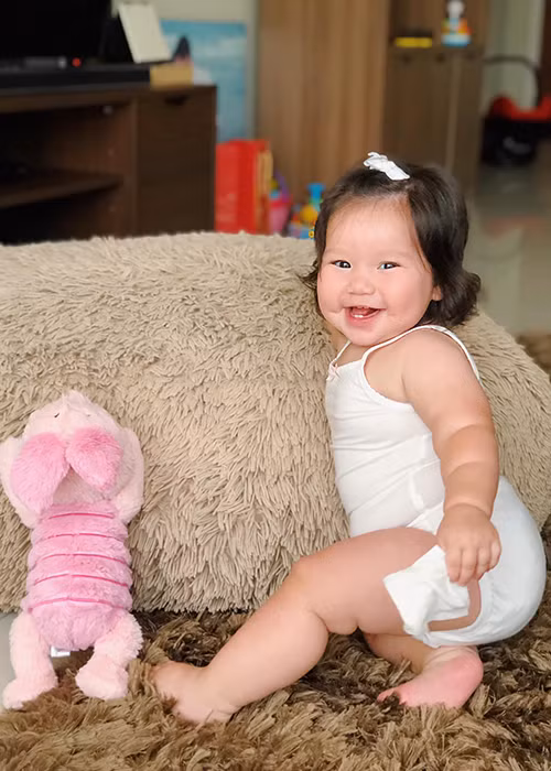 Còn theo ông xã Hà Anh, bé Myla vừa giống bố vừa giống mẹ.