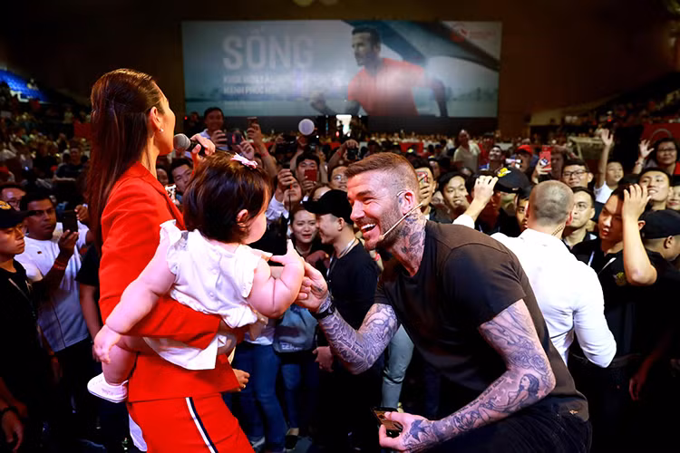 David Beckham liên tục cưng nựng cô công chúa nhà Hà Anh trong chương trình.