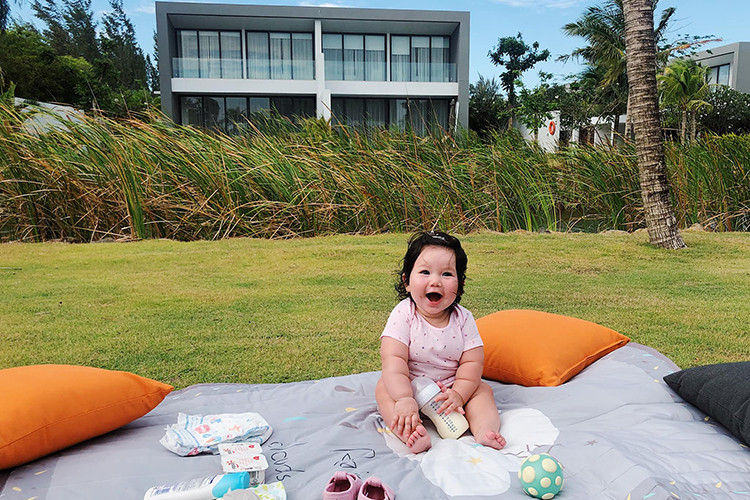 Bé Myla được bố mẹ cho ăn mặc điệu đà ngay từ khi còn nhỏ.