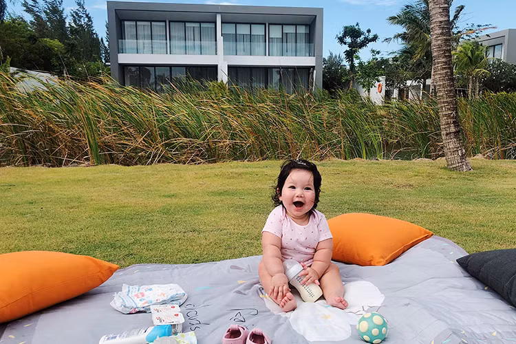 Bé Myla được bố mẹ cho ăn mặc điệu đà ngay từ khi còn nhỏ.