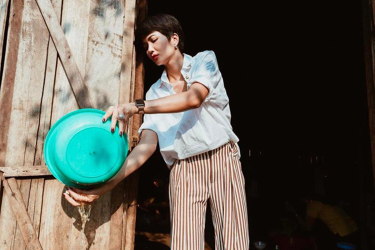 Mỗi khi về quê, nàng hoa hậu sinh năm 1992 vẫn xắn tay nấu ăn cho gia đình. Ảnh: Zing