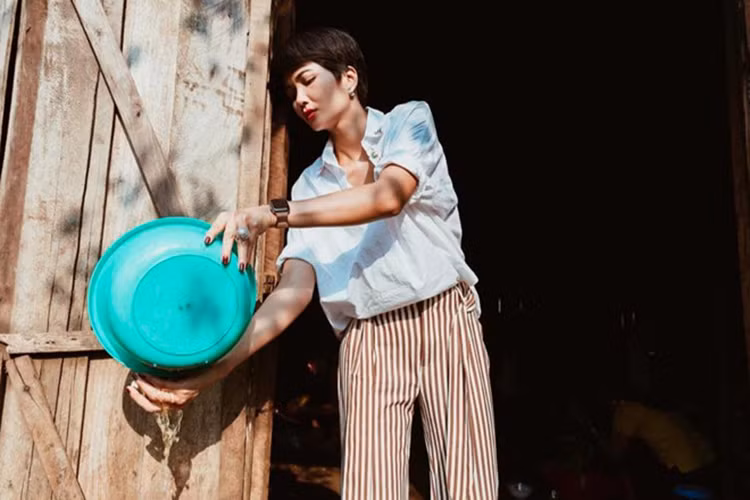 Mỗi khi về quê, nàng hoa hậu sinh năm 1992 vẫn xắn tay nấu ăn cho gia đình. Ảnh: Zing