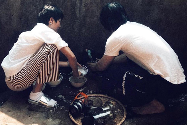 Ngoài nấu nướng, H'hen Niê còn không ngại công việc rửa bát. Ảnh: Zing