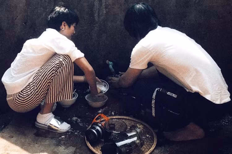 Ngoài nấu nướng, H'hen Niê còn không ngại công việc rửa bát. Ảnh: Zing